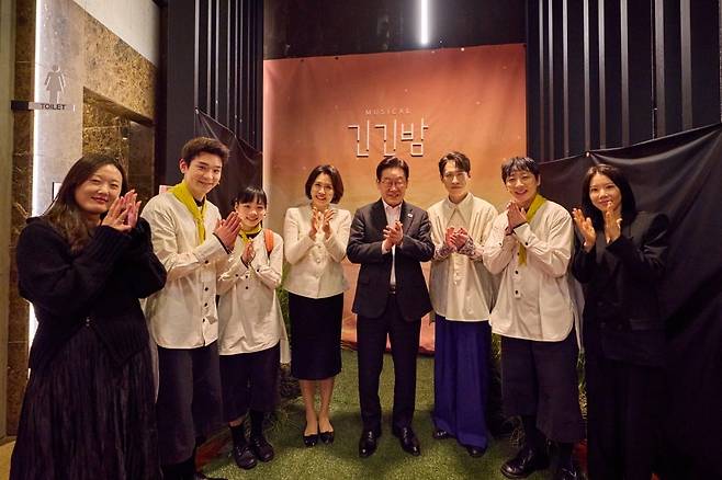 이재명 대통령과 김혜경 여사가 18일 저녁 서울 대학로에서 창작 뮤지컬 '긴긴밤' 관람 후 출연진과 기념촬영을 하고 있다. 사진=연합뉴스