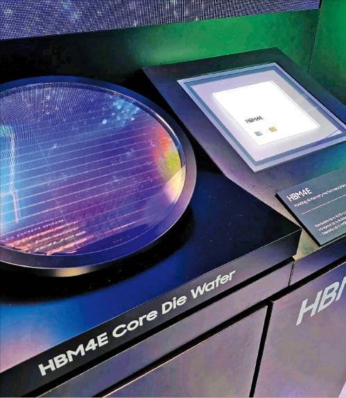 < 삼성 HBM4E 공개 > 엔비디아 연례 개발자회의 ‘GTC 2026’ 삼성전자 부스에 전시된 7세대 고대역폭메모리(HBM4E).  삼성전자 제공