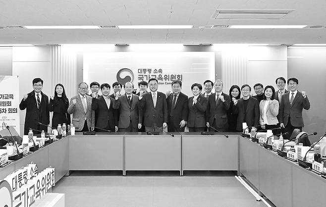 국가교육위원회 위원들이 지난달 12일 정부서울청사에서 열린 국교위 제65차 회의가 끝난 뒤 기념촬영을 하고 있다. 국교위 제공