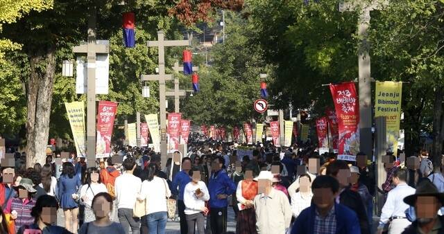 전주한옥마을을 찾은 관광객들이 태조로를 걷고 있다. 전주시 제공