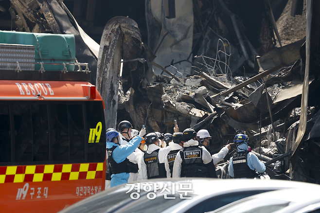 14명의 사망자가 발생한 대전 안전공업 화재 참사 현장에서 23일 경찰과 소방, 국립과학수사원, 고용노동부 등 관계자들이 합동 감식을 진행하고 있다. 대전|문재원 기자