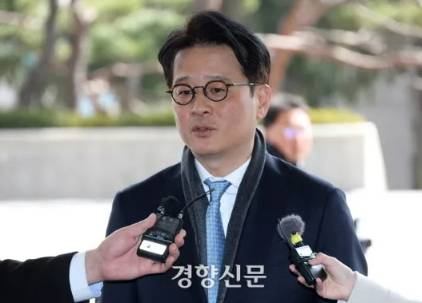 헌법재판소가 이창수 서울중앙지검장에 대한 국회의 탄핵소추를 기각한 지난해 3월13일 이 지검장이 서울 서초구 서울중앙지검으로 출근하며 기자들의 질문에 답변하고 있다. 권도현 기자