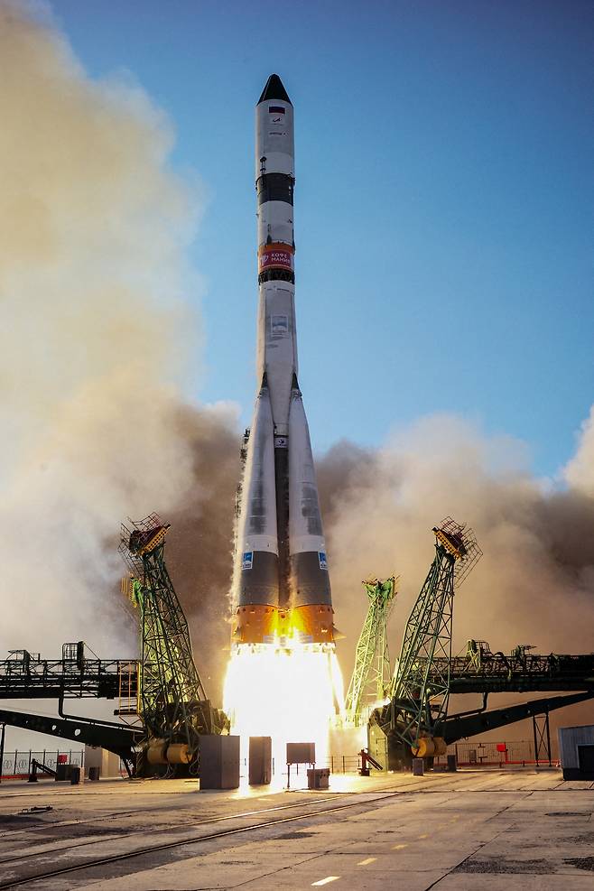 카자흐스탄 바이코누르 우주기지에서 22일(현지시간) 프로그레스 우주 화물선을 탑재한 소유즈 로켓이 발사되고 있다. 로이터연합뉴스