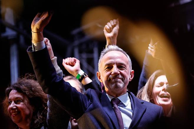 파리 시장으로 당선된 에마뉘엘 그레구아르가 22일(현지시간) 프랑스 파리에서 열린 2026년 지방선거 결선투표 이후 행사에서 무대 위에서 지지자들과 함께 기쁨을 나누고 있다. AFP연합뉴스