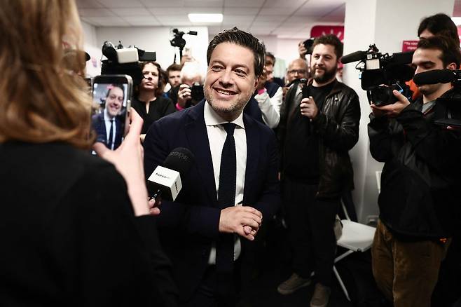 마르세유 현직 시장인 브누아 파양이 22일(현지시간) 지지자들과 함께 승리를 기뻐하고 있다. AFP연합뉴스