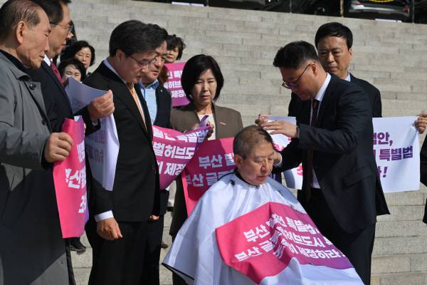 박형준 부산시장이 23일 국회 계단에서 부산글로법특별법을 촉구하며 삭발하고 있다. 김정록 기자