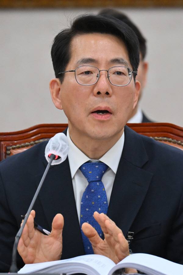황종우 해양수산부 장관 후보자가 23일 국회 농림축산식품해양수산위원회 전체회의에서 열린 인사청문회에서 의원질의에 답변하고 있다. 김정록 기자