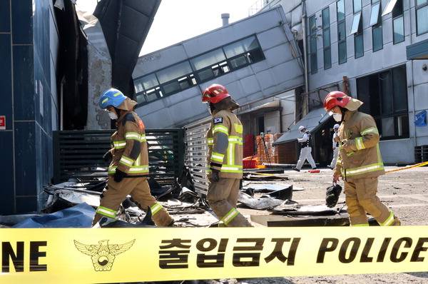 23일 오전 74명의 사상자가 발생한 대전 대덕구 안전공업에서 화재 원인 등을 규명하기 위한 합동감식이 진행되고 있다. 연합뉴스