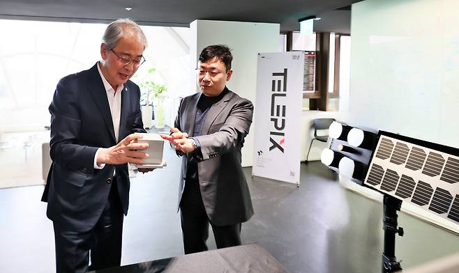 Woori Financial Group CEO Yim Jong-yong (left) visits Telepix headquarters in Yeouido, Seoul, Monday. (Woori Financial Group)