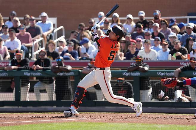 San Francisco Giants center fielder Lee Jung-hoo hits a single against the Chicago Cubs at Scottsdale Stadium in Arizona on Feb. 22. [YONHAP]