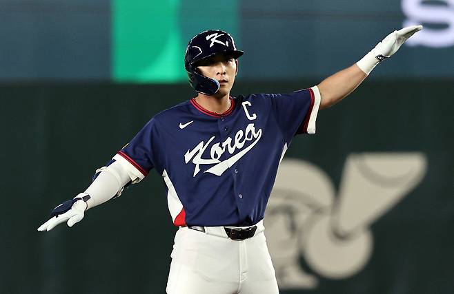 Lee Jung-hoo celebrates after hitting an RBI single during Korea’s Pool C game against Australia at the 2026 World Baseball Classic at the Tokyo Dome in Japan on March 9. [NEWS1]