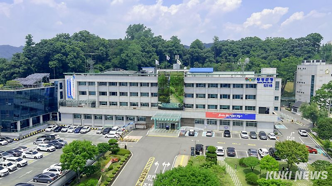 횡성군이 기간제근로자의 고용 안정과 근무 여건을 개선하고, 행정 업무의 효율성을 높이기 위해 계약 기간을 최대 1년까지 확대하는 시책을 시행하기로 했다. 횡성군 청사. 쿠키뉴스DB