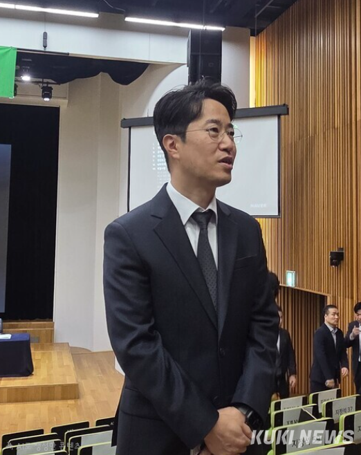 네이버 사내이사로 선임된 김희철 CFO가 23일 주주총회 직후 취재진들과 만나 이야기하고 있다. 이혜민 기자