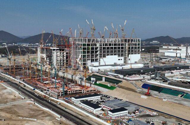 지난 19일 찾은 경기도 용인시 처인구 원삼면의 SK하이닉스 반도체 클러스터 건설 현장 모습. 내년 2월 ‘1기 팹’ 준공을 목표로 일평균 1만여명의 인력과 700여대의 중장비가 투입되는 대규모 공사가 한창이다. 여의도 1.4배 크기의 산단 부지에는 총 4개의 팹이 순차적으로 들어설 예정이다. 용인=최현규 기자