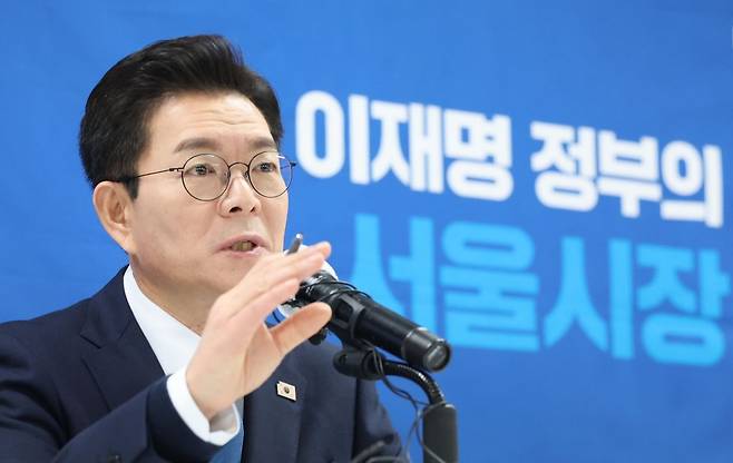 정원오 더불어민주당 서울시장 예비후보가 11일 오전 서울 중구 상연재 별관에서 열린 프레스데이에서 취재진 질의에 답하고 있다. 뉴시스