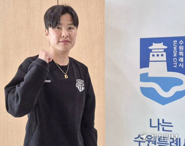 수원FC 위민의 지소연이 23일 수원시선수촌에서 열린 인터뷰를 마치고 포즈를 취하고 있다. 임창만기자
