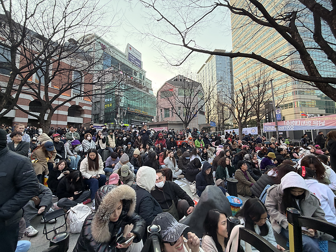 오후 5시, 광화문역 뒷편에 자리를 잡은 팬들 / 사진= 문서연 여행+ 기자