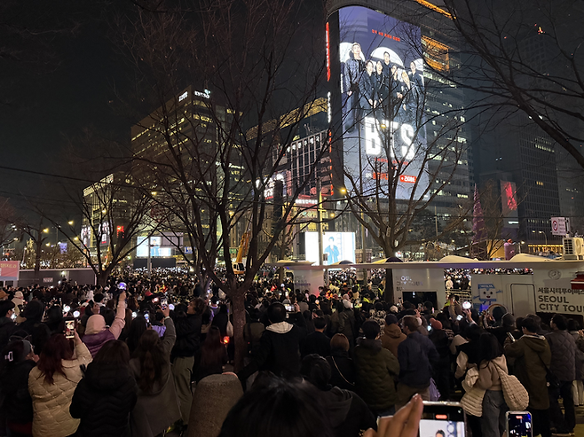 아미봉을 흔들고 응원하는 팬들 / 사진= 문서연 여행+ 기자