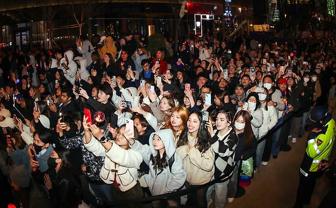 아미(BTS 팬덤)와 시민들이 21일 서울 광화문광장 일대에서 방탄소년단(BTS) 컴백 기념 공연인 ‘BTS 컴백 라이브: 아리랑’ 공연을 관람하고 있다. [뉴스1]