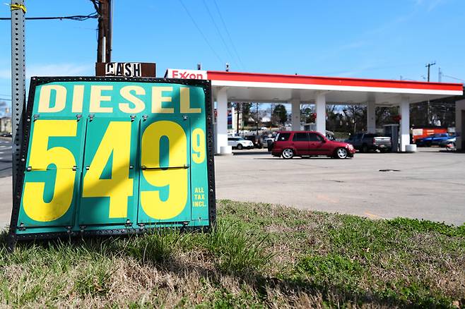 19일(현지시간) 메릴랜드 하이엇츠빌의 한 주유소에 표시된 디젤 가격. AP연합뉴스