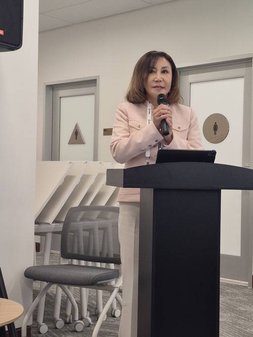 19일(현지시간) 미국 캘리포니아주 멘로파크 SVC에서 개최된 제1회 매경 실리콘밸리 AI 혁신 포럼에서 제니 주 코리아컨퍼런스 회장이 인사말을 하고 있다.  [사진=매경AX]