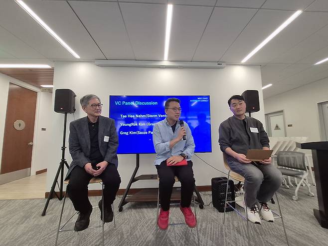 19일(현지시간) 미국 캘리포니아주 멘로파크 SVC에서 개최된 제1회 매경 실리콘밸리 AI 혁신 포럼 VC패널토론에서 참석자들이 발표하고 있다. 왼쪽부터 남태희 스톰벤처스 대표, 김영록 그리LP펀드 파트너, 김광록 사제파트너스 대표.[사진=매경AX]