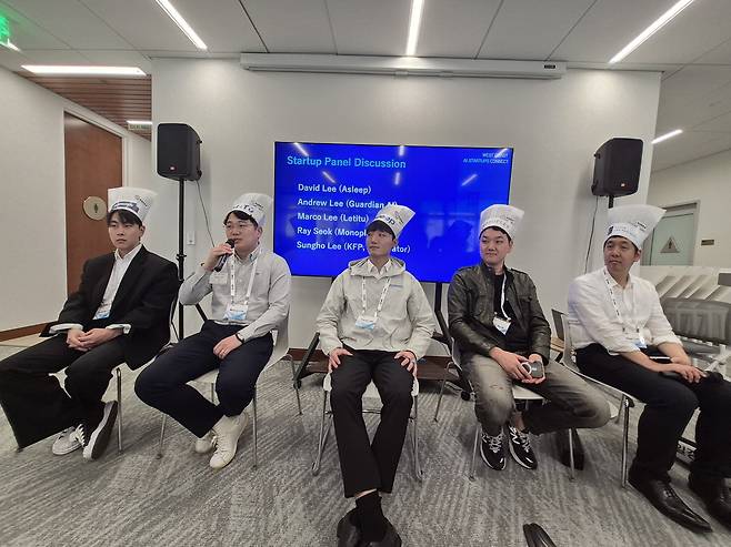 19일(현지시간) 미국 캘리포니아주 멘로파크 SVC에서 개최된 제1회 매경 실리콘밸리 AI 혁신 포럼 스타트업 패널 토론에 참석한 스타트업 대표들이 이야기를 나누고 있다. 왼쪽부터 이상현 가디언AI 대표, 이다훈 레티튜 대표, 이동헌 에이슬립 대표, 석민철 모노플렉스 대표, 이성호 한국에프앤비파트너스 대표. [사진=매경AX]