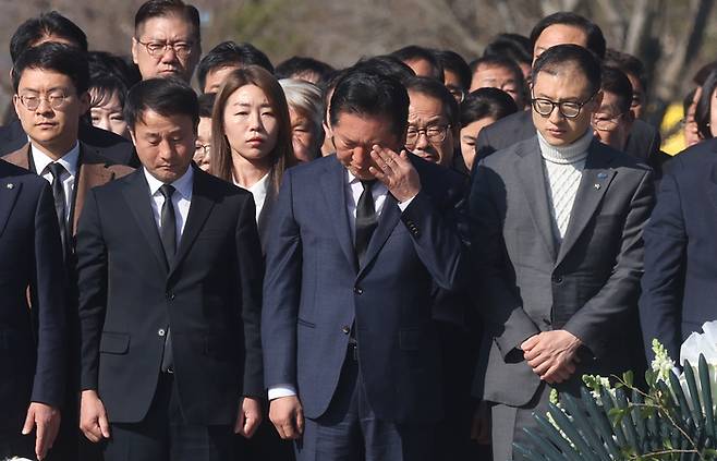 정청래 더불어민주당 대표가 23일 오전 경남 김해시 진영읍 봉하마을 노무현 전 대통령 묘역을 참배하며 눈물을 흘리고 있다. [연합뉴스]