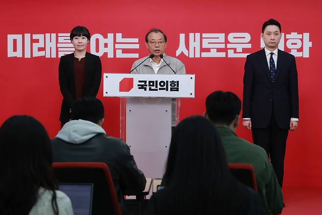 이정현 국민의힘 공천관리위원장이 지난 22일 서울 영등포구 여의도 중앙당사에서 대구시장 후보와 관련해 브리핑하고 있다. 이 위원장은 이날 주호영·이진숙 예비후보를 컷오프했다고 밝혔다. [연합뉴스]