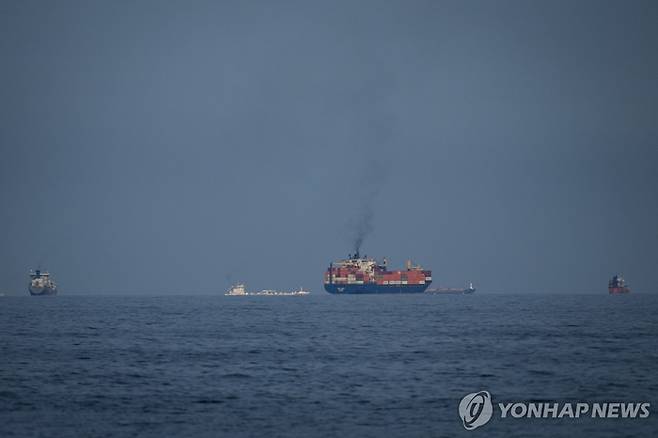 호르무즈 해협에 유조선과 화물선들이 떠 있는 모습. [연합뉴스]