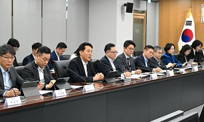 오세훈 서울시장이 23일 서울시청에서 열린 ‘중동 상황 대응 비상경제대책 현장 간담회’에서 발언하고 있다. [서울시]
