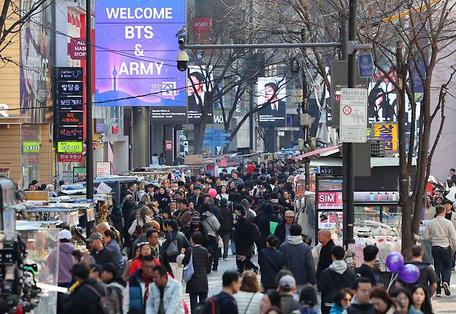 그룹 방탄소년단(BTS)이 광화문 공연을 여는 지난 21일 서울 중구 명동거리의 미디어폴에 BTS와 팬클럽 아미 환영 메시지가 송출되고 있다. [연합뉴스]