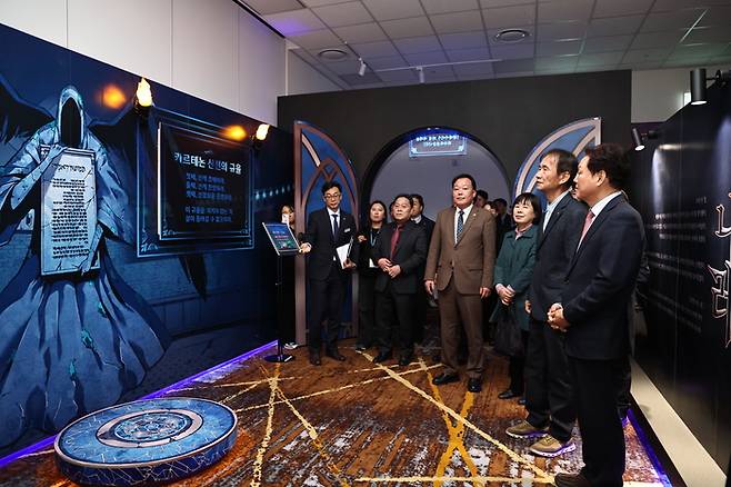 23일 경남 창원시 창원컨벤션센터에 마련된 ‘나 혼자만 레벨업 팝-업 인 세코’ 미디어데이 행사에서 박완수 경남지사(맨왼쪽) 등 관계자들이 행사장을 둘러보고 있다. 행사는 오는 27일부터 5월 17일까지. [경남도]