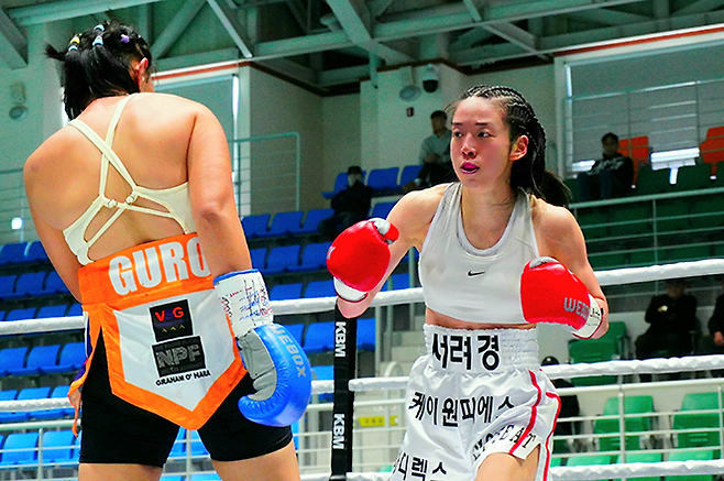 순천향대학교 부속 천안병원 소아청소년과 의사 서려경이 2026년 3월 충청남도 계룡시민체육관 세계복싱협회 미니멈급 아시아 챔피언결정전에서 국제여자복싱협회 아톰급 챔피언을 지낸 노르즈 구로를 몰아붙이고 있다. 사진=KBM