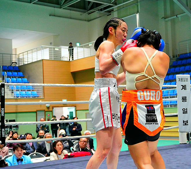 순천향대학교 부속 천안병원 소아청소년과 의사 서려경이 2026년 3월 충청남도 계룡시민체육관 세계복싱협회 미니멈급 아시아 챔피언결정전에서 국제여자복싱협회 아톰급 챔피언을 지낸 노르즈 구로를 공격하고 있다. 사진=KBM