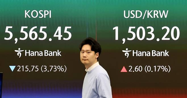 코스피가 장 초반 급락하며 매도 사이드카가 발동된 23일 오전 서울 중구 하나은행 딜링룸 전광판에 증시 시황이 표시되고 있다. /사진=뉴스1
