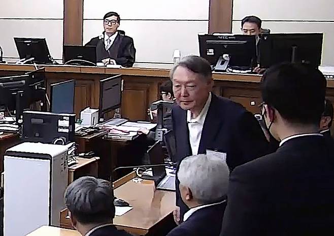 윤석열 전 대통령이 지난 1월16일 오후 서울 서초구 중앙지방법원에서 체포 방해와 국무위원 심의권 침해 등 혐의 1심 징역 5년을 선고받은 뒤 퇴장하고 있다./사진=뉴스1