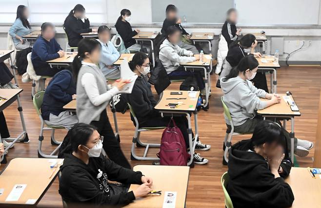 유안타증권이 메가스터디교육에 대해 투자의견 매수를 제시했다. 사진은 2026학년도 대학수학능력시험일인 2025년 11월13일 부산 연제구 연제고등학교에 마련된 시험장에서 고3 수험생들이 시험을 준비하던 모습. /사진=뉴시스(공동취재사진)