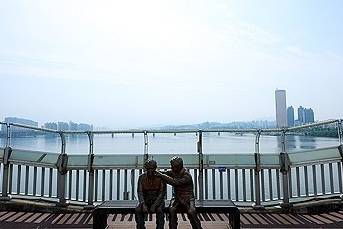 마포대교에 설치된 ‘한번 더 동상’. 연합뉴스 자료사진