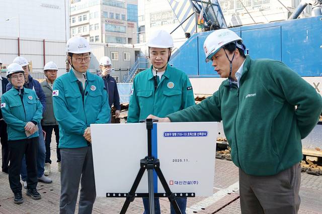 오언석 도봉구청장(가운데)이 지역 내 한 오피스텔 신축공사장에서 현장 관계자로부터 공사 추진현황에 대한 설명을 듣고 있다. 도봉구청 제공