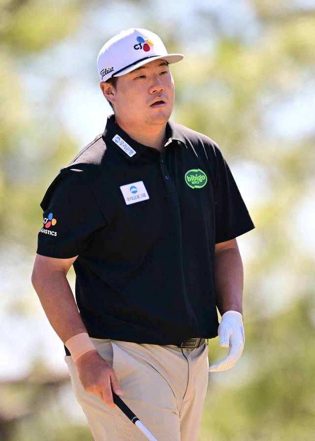 임성재가 23일 오전(한국시간) 미국 플로리다주 팜하버의 이니스브룩 리조트 앤드 골프클럽 코퍼헤드 코스에서 열린 PGA투어 발스파 챔피언십 최종 4라운드 6번 홀에서 티샷을 앞두고 코스를 살피고 있다.  AFP연합뉴스