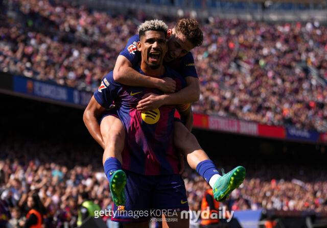 아라우호(앞)가 22일 바예카노와 경기에서 골을 터뜨린 후 기뻐하고 있다. /게티이미지코리아