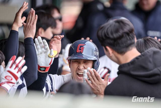 유강남과 롯데 선수들./롯데 자이언츠