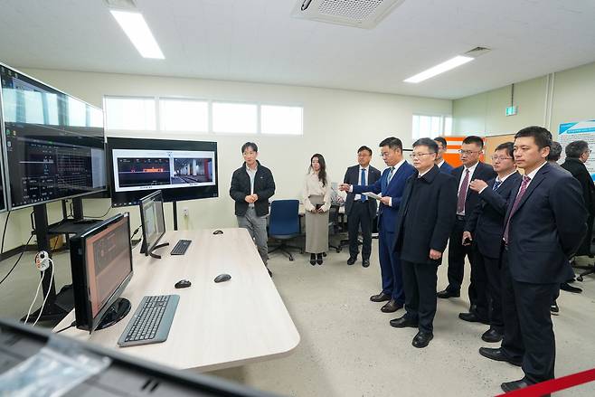 한국철도기술연구원을 찾은 중국철도과학연구원(CARS) 연구진에게 열차무인운전 시스템 개발성과를 소개하고 있다.[한국철도기술연구원 제공]