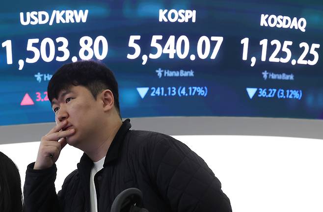 23일 서울 중구 하나은행 본점 딜링룸에서 직원이 업무를 보고 있다. [연합]