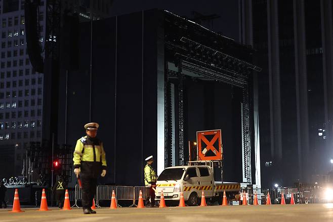 BTS 컴백 공연이 끝난 지난 21일 서울 광화문 광장 무대 불이 꺼져 있다. [연합]