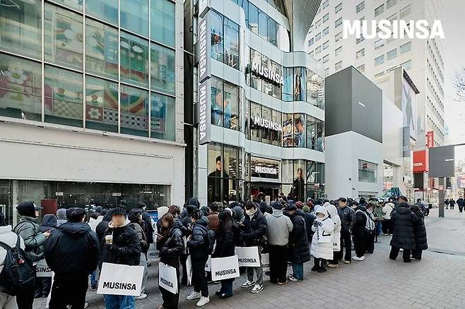 [서울=뉴시스] 무신사 스토어 명동점 입장 대기줄. (사진=무신사 제공)  *재판매 및 DB 금지