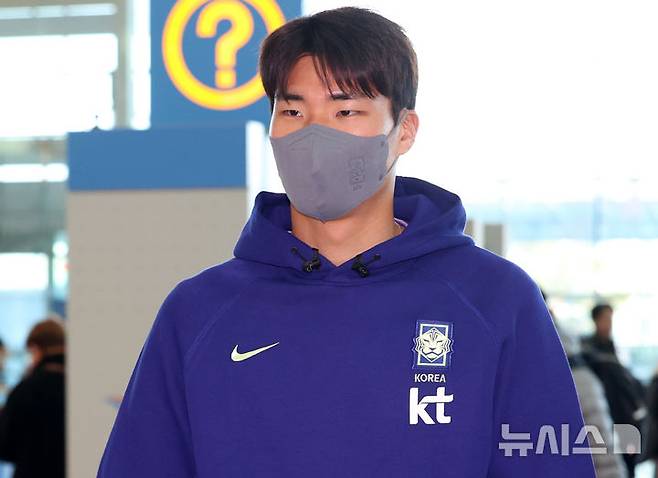 [인천공항=뉴시스] 이영환 기자 = 축구대표팀 송범근이 23일 오전 인천국제공항 제2여객터미널을 통해 런던으로 출국하고 있다.FIFA 랭킹 22위 한국은 오는 28일 오후 11시 영국 밀턴케인스의 스타디움 MK에서 '아프리카 강호' 코트디부아르(37위)와 3월 A매치 첫 경기를 치르고 이후 오스트리아 빈으로 이동, 4월1일 오전 3시45분 에른스트 하펠 스타디온에서 '유럽 복병' 오스트리아(24위)와 격돌한다.2026.03.23. 20hwan@newsis.com