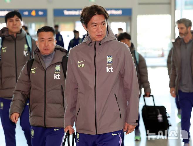 [인천공항=뉴시스] 이영환 기자 = 홍명보 축구대표팀 감독이 23일 오전 인천국제공항 제2여객터미널을 통해 런던으로 출국하고 있다.FIFA 랭킹 22위 한국은 오는 28일 오후 11시 영국 밀턴케인스의 스타디움 MK에서 '아프리카 강호' 코트디부아르(37위)와 3월 A매치 첫 경기를 치르고 이후 오스트리아 빈으로 이동, 4월1일 오전 3시45분 에른스트 하펠 스타디온에서 '유럽 복병' 오스트리아(24위)와 격돌한다.2026.03.23. 20hwan@newsis.com