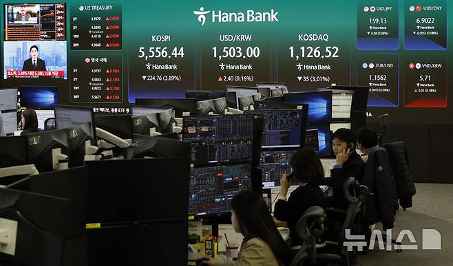 [서울=뉴시스] 김혜진 기자 = 23일 오전 서울 중구 하나은행 딜링룸 전광판에 지수가 표시 되고 있다. 중동 사태가 발생한 지 3주를 넘어서면서, 투자자들은 전쟁이 경제 지표에 얼마나 영향을 미칠지 주목하고 있다.2026.03.23. jini@newsis.com